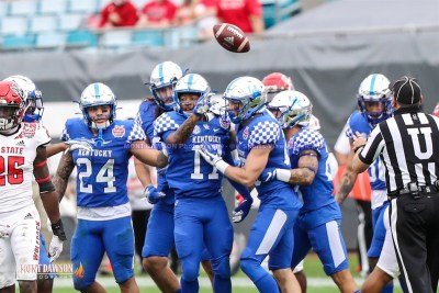 CFB2021TaxSlayerGatorBowlUKvsNCState1-2-21MDSVA-36